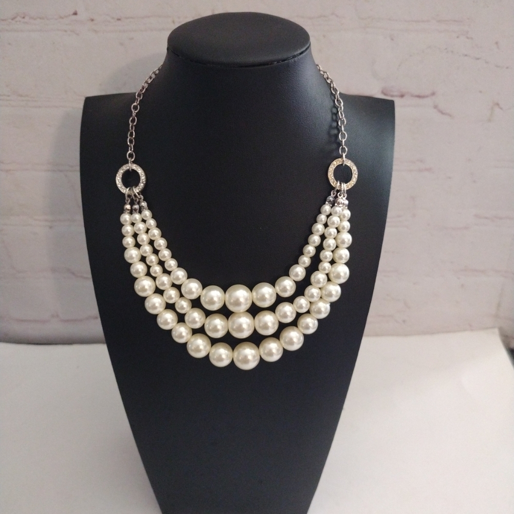 Vintage 1980s Avon NRT Alana Luxe Triple Strand Faux Pearl Adjustable Necklace